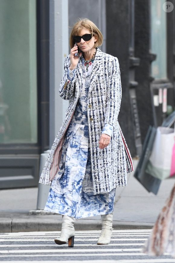 Icône de style au carré impeccable, elle a façonné des générations de créateurs, imposé des tendances et transformé le magazine en institution mondiale. 

New York, NY – EXCLUSIF – L’éditrice britannique et icône de la mode Anna Wintour est très concentrée sur ses affaires alors qu’elle téléphone lors d’une sortie en solitaire à New York.
Backgrid USA / Bestimage
