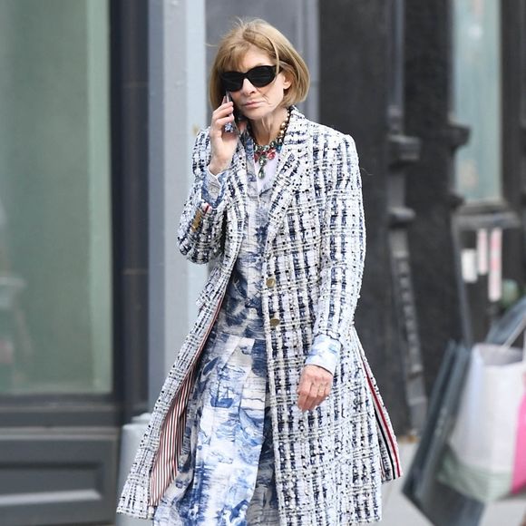 Icône de style au carré impeccable, elle a façonné des générations de créateurs, imposé des tendances et transformé le magazine en institution mondiale. 

New York, NY – EXCLUSIF – L’éditrice britannique et icône de la mode Anna Wintour est très concentrée sur ses affaires alors qu’elle téléphone lors d’une sortie en solitaire à New York.
Backgrid USA / Bestimage