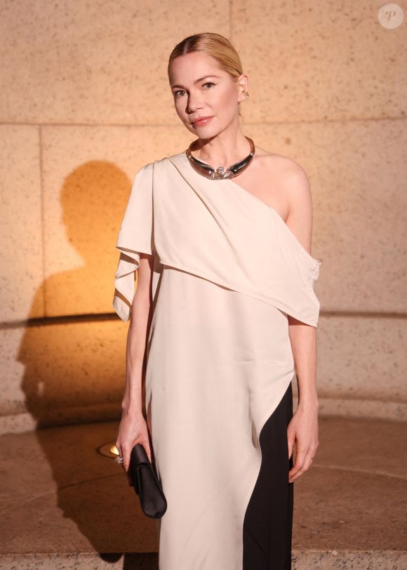 New York, NY – Les célébrités se sont réunies pour les CFDA Fashion Awards 2025 au musée américain d’Histoire naturelle à New York, arrivant dans des tenues spectaculaires alors que les plus grands noms de la mode se retrouvaient pour le moment tapis rouge de la soirée.
Sur la photo : Michelle Williams.

Backgrid USA / Bestimage