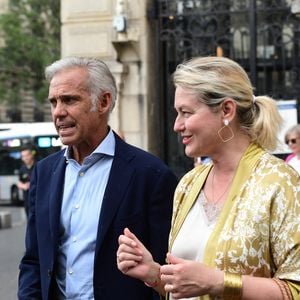 Paul Belmondo et sa femme Luana - Mariage de Claude Lelouch à la mairie du 18ème à Paris. Le 17 juin 2023