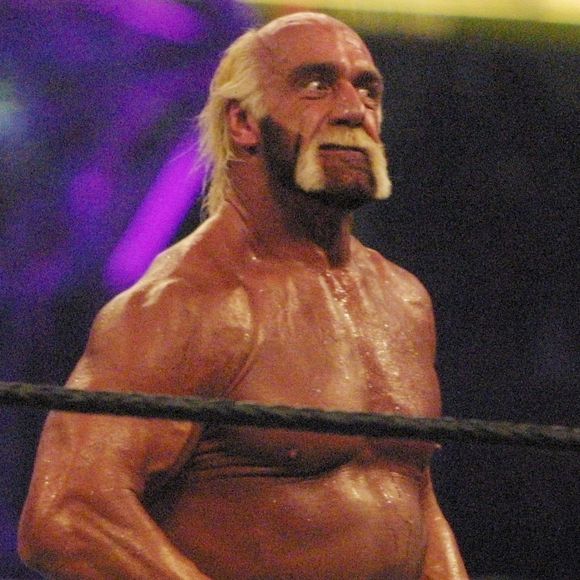 Avec six titres WWE et six titres WCW, il a marqué à jamais l’histoire du catch.

Rétro - Décès de Hulk Hogan star du catch - La légende du catch Hulk Hogan ne sentirait plus le bas de son corps après une opération du dos. Il serait contraint de se déplacer à l'aide d'une canne. C'est en tous cas ce qu'a déclaré Kurt Angle dans son podcast.
Backgrid USA / Bestimage