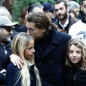 Jean Sarkozy avec sa fille Lola et Giulia Sarkozy - La famille et les soutiens de Nicolas Sarkozy se sont réunis devant son domicile le jour de son incarcération à la prison de la Santé à Paris le 21 octobre 2025.

© Moreau / Jacovides / Bestimage
