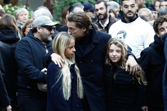 Jean Sarkozy avec sa fille Lola et Giulia Sarkozy - La famille et les soutiens de Nicolas Sarkozy se sont réunis devant son domicile le jour de son incarcération à la prison de la Santé à Paris le 21 octobre 2025.

© Moreau / Jacovides / Bestimage