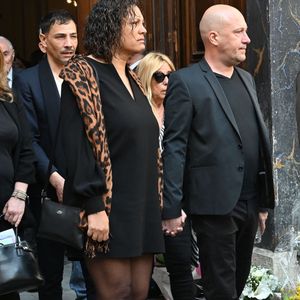 Julie et Christophe Mercy, Steevy Boulay - Sorties des obsèques de Loana Petrucciani dans la cathédrale Sainte-Réparate à Nice le 10 avril 2026. L'ancienne star de téléréalité a été retrouvée morte dans son appartement niçois par les autorités, le 25 mars dernier. © Bruno Bebert/Bestimage