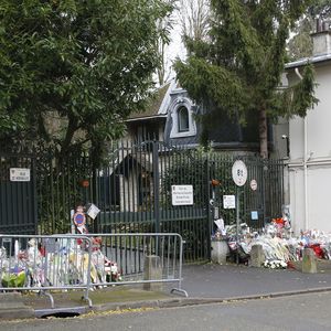 Illustrations des hommages des fans devant la maison de Johnny et Laeticia Hallyday à Marnes-la-Coquette le 7 décembre 2017.
© Marc Ausset Lacroix / Bestimage