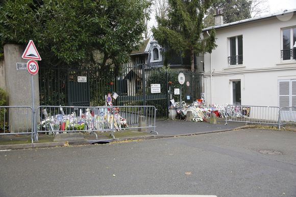 Illustrations des hommages des fans devant la maison de Johnny et Laeticia Hallyday à Marnes-la-Coquette le 7 décembre 2017.
© Marc Ausset Lacroix / Bestimage