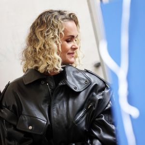 Laeticia Hallyday lors de l'inauguration d'une plaque commémorative en hommage à Johnny Hallyday devant l'immeuble où le chanteur français a grandi dans le 9ème arrondissement de Paris, France, le 22 décembre 2023. © Dominique Jacovides/Bestimage