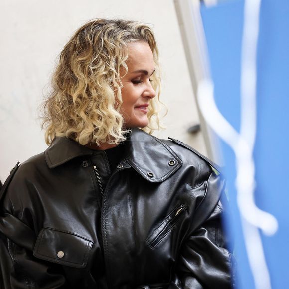 Laeticia Hallyday lors de l'inauguration d'une plaque commémorative en hommage à Johnny Hallyday devant l'immeuble où le chanteur français a grandi dans le 9ème arrondissement de Paris, France, le 22 décembre 2023. © Dominique Jacovides/Bestimage