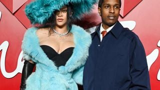 Rihanna surprend dans une tenue en fourrure bleue et un chapeau XXL lors des British Fashion Awards 2024