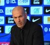 Pour l’arrivée à Clairefontaine, le nouveau sélectionneur a décidé de mettre fin au traditionnel défilé des joueurs devant les journalistes et les photographes. 

Zinedine Zidane a dévoilé sa première liste de sélection vendredi 18 septembre 2026 lors d'une conférence de presse qui s'est tenue au siège de la Fédération française de football, à Paris, en France.  Photo de Florian Poitout/ABACAPRESS.COM