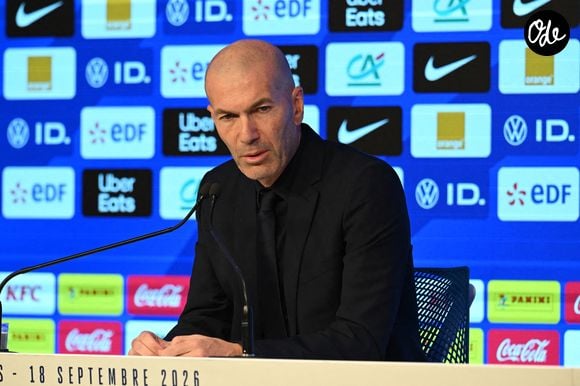 Pour l’arrivée à Clairefontaine, le nouveau sélectionneur a décidé de mettre fin au traditionnel défilé des joueurs devant les journalistes et les photographes. 

Zinedine Zidane a dévoilé sa première liste de sélection vendredi 18 septembre 2026 lors d'une conférence de presse qui s'est tenue au siège de la Fédération française de football, à Paris, en France.  Photo de Florian Poitout/ABACAPRESS.COM
