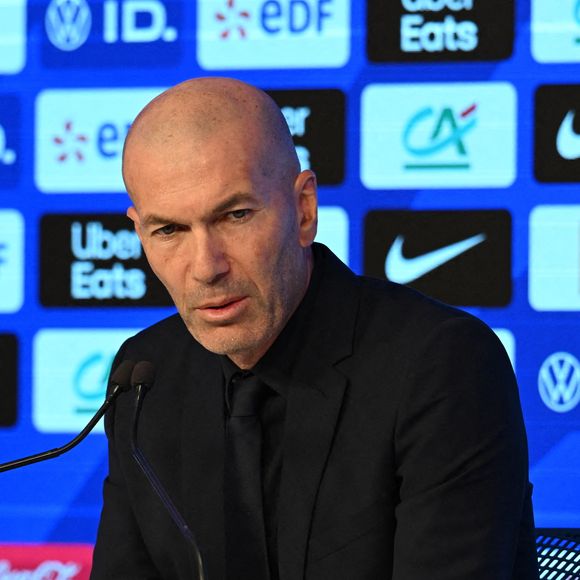 Pour l’arrivée à Clairefontaine, le nouveau sélectionneur a décidé de mettre fin au traditionnel défilé des joueurs devant les journalistes et les photographes. 

Zinedine Zidane a dévoilé sa première liste de sélection vendredi 18 septembre 2026 lors d'une conférence de presse qui s'est tenue au siège de la Fédération française de football, à Paris, en France.  Photo de Florian Poitout/ABACAPRESS.COM