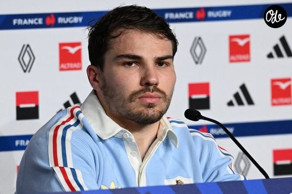 Le prodige français s'est justement associé à ses amis pour proposer un lieu unique à Toulouse.

Antoine Dupont en conférence de presse à la veille du match de rugby opposant la France à l'Angleterre lors du tournoi des Six Nations au stade de France à Saint-Denis, le 13 mars 2026. © Lionel Urman / Bestimage