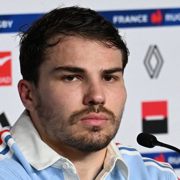 Le prodige français s'est justement associé à ses amis pour proposer un lieu unique à Toulouse.

Antoine Dupont en conférence de presse à la veille du match de rugby opposant la France à l'Angleterre lors du tournoi des Six Nations au stade de France à Saint-Denis, le 13 mars 2026. © Lionel Urman / Bestimage