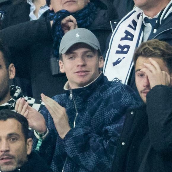Léon Marchand en tribunes du deuxième test-match de rugby de l’Autumn Nations Series 2024 opposant l'équipe de France à l'Équipe de Nouvelle-Zélande "All Blacks" (30-29) au Stade France à Saint-Denis, Seine Saint-Denis, France, le 16 novembre 2024. © Cyril Moreau/Bestimage