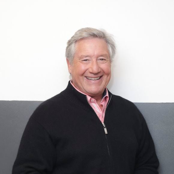 Exclusif - Patrick Sabatier pose lors de sa venue sur le plateau de l'enregistrement de l'émission " Face à Hanouna " présentée par C.Hanouna et diffusée sur C8 le 12 octobre 2024, à Paris, France, le 10 octobre 2024. © Jack Tribeca / Bestimage