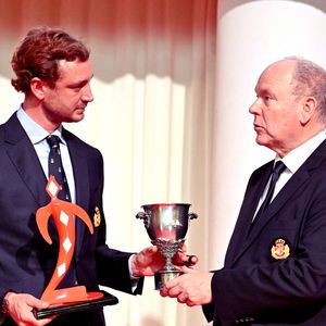 Pierre Casiraghi et le prince Albert II de Monaco durant la cérémonie d'intronisation des nouveaux membres du Yacht Club de Monaco ainsi que la remise des YCM Awards-Trophée Credit Suisse 2025, présidé par le prince Albert II de Monaco, le 16 décembre 2025, au Yacht Club de Monaco. Le titre de "régatier du Y.C.M. de l'année 2025" a été remporté par Pierre Casiraghi. Ce sont les membres du Club qui ont voté et choisi entre plusieurs régatiers. © Bruno Bebert / Bestimage