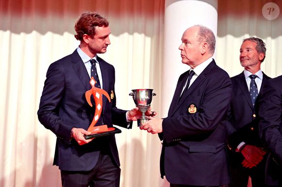 Pierre Casiraghi et le prince Albert II de Monaco durant la cérémonie d'intronisation des nouveaux membres du Yacht Club de Monaco ainsi que la remise des YCM Awards-Trophée Credit Suisse 2025, présidé par le prince Albert II de Monaco, le 16 décembre 2025, au Yacht Club de Monaco. Le titre de "régatier du Y.C.M. de l'année 2025" a été remporté par Pierre Casiraghi. Ce sont les membres du Club qui ont voté et choisi entre plusieurs régatiers. © Bruno Bebert / Bestimage