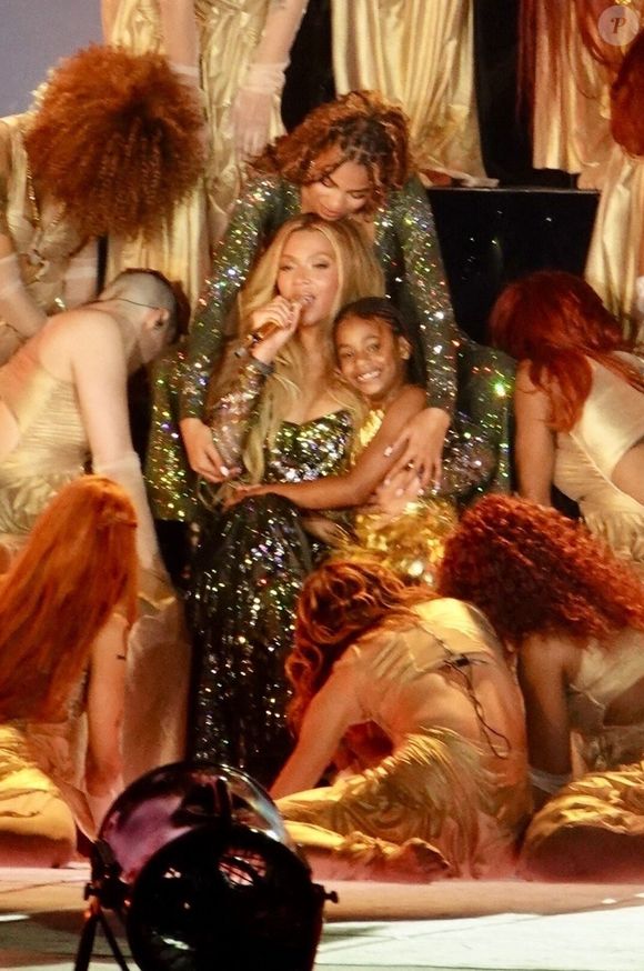 Beyoncé a en effet fait monter sur scène deux de ses trois enfants : ses filles, Blue Ivy, âgée de 13 ans, et Rumi, âgée de 7 ans !

Beyonce Knowles en concert à Los Angeles dans le cadre de sa tournée "Cowboy Carter" le 28 avril 2025. Beyonce a fait monter sur scène ses filles Blue Ivy et Rumi Carter. Backgrid USA / Bestimage