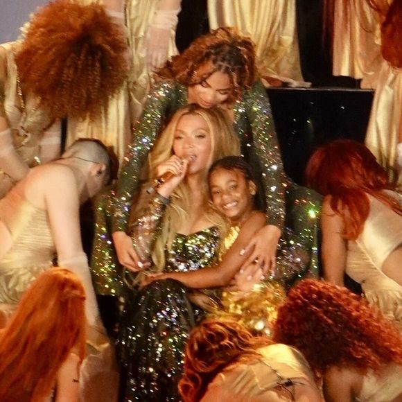 Beyoncé a en effet fait monter sur scène deux de ses trois enfants : ses filles, Blue Ivy, âgée de 13 ans, et Rumi, âgée de 7 ans !

Beyonce Knowles en concert à Los Angeles dans le cadre de sa tournée "Cowboy Carter" le 28 avril 2025. Beyonce a fait monter sur scène ses filles Blue Ivy et Rumi Carter. Backgrid USA / Bestimage