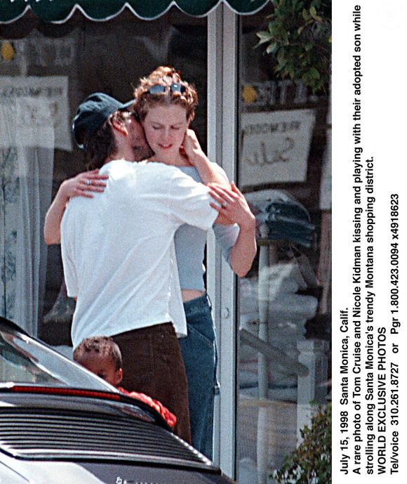 Une rare photo de Tom Cruise et Nicole Kidman s'embrassant et jouant avec leur fils adoptif alors qu'ils se promènent dans le quartier commerçant branché de Montana à Santa Monica. 15 juillet 1988