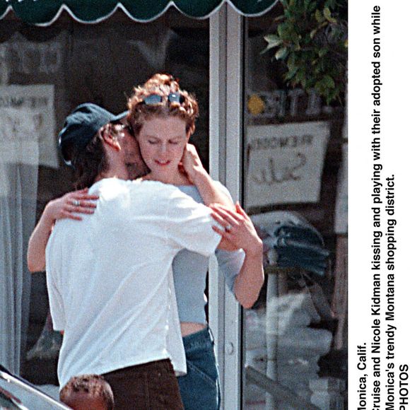 Une rare photo de Tom Cruise et Nicole Kidman s'embrassant et jouant avec leur fils adoptif alors qu'ils se promènent dans le quartier commerçant branché de Montana à Santa Monica. 15 juillet 1988