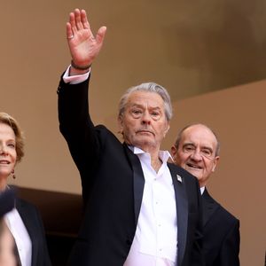 Alain Delon (avec un badge Paris Match d'une ancienne couverture du magazine titrant "Alain Delon, mes deux amours, Rosalie et Anouchka) et Pierre Lescure - Montée des marches du film "A Hidden Life" lors du 72ème Festival International du Film de Cannes. Le 19 mai 2019
© Jacovides-Moreau / Bestimage
