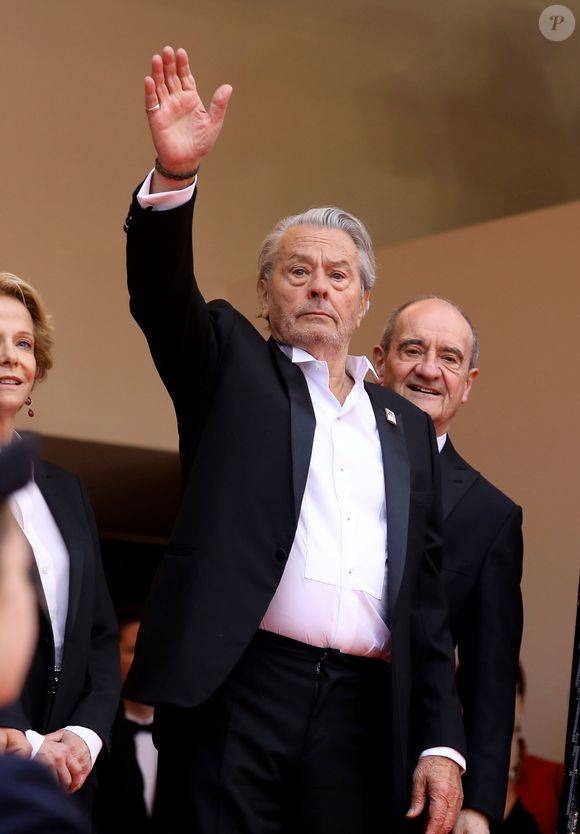 Alain Delon (avec un badge Paris Match d'une ancienne couverture du magazine titrant "Alain Delon, mes deux amours, Rosalie et Anouchka) et Pierre Lescure - Montée des marches du film "A Hidden Life" lors du 72ème Festival International du Film de Cannes. Le 19 mai 2019
© Jacovides-Moreau / Bestimage