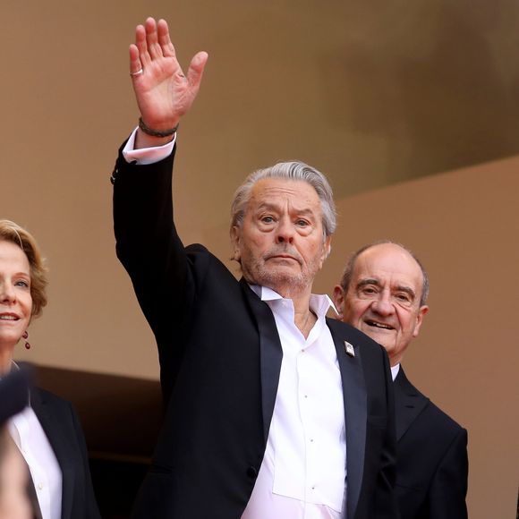 Alain Delon (avec un badge Paris Match d'une ancienne couverture du magazine titrant "Alain Delon, mes deux amours, Rosalie et Anouchka) et Pierre Lescure - Montée des marches du film "A Hidden Life" lors du 72ème Festival International du Film de Cannes. Le 19 mai 2019
© Jacovides-Moreau / Bestimage