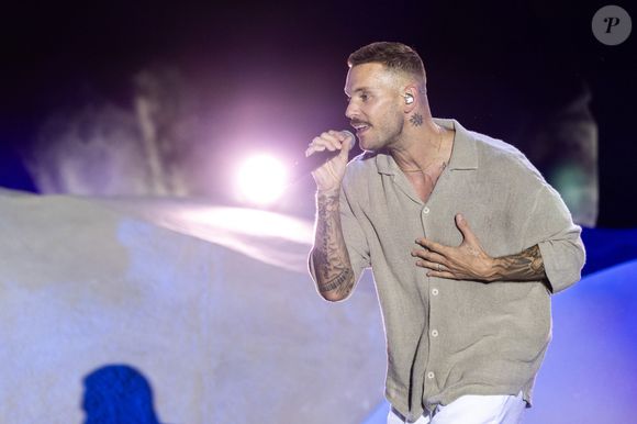 Exclusif - M. Pokora, arborant un nouveau look, une moustache et une nouvelle coupe, pour le tournage d'un film cet été dont l'action va se dérouler dans les années 40 - Enregistrement de l'émission "L'humour à la plage" pour la 2eme édition du festival de Juan les Pins à la pinède Gould le 27 juin 2025. © Bruno Bebert / Bestimage