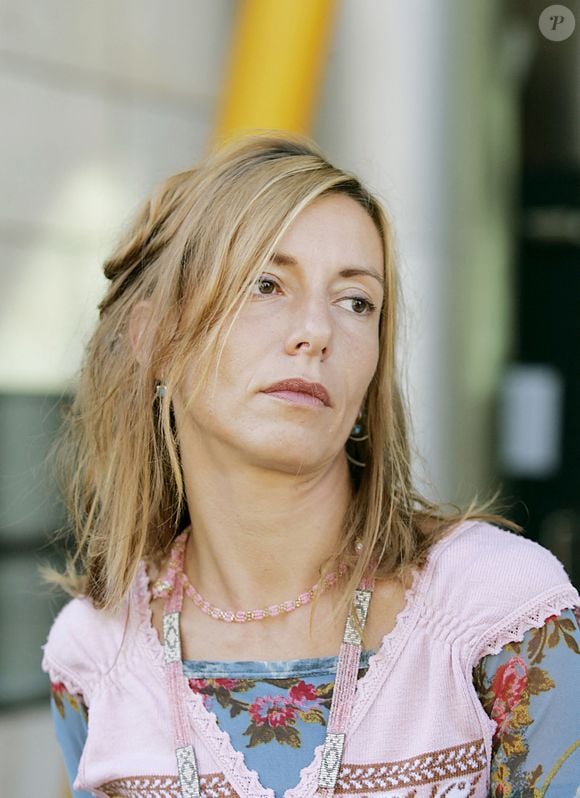 Si ses mensonges ont eu raison de la vie de Krisztina Rády, Richard Kolinka, ex de Marie Trintignant et père de son fils Roman, ne lui en veut pas
Krisztina Rády, la compagne de la star du rock "Noir Desir" Bertrand Cantat, condamné en Lituanie pour le meurtre de son actrice Marie Trintignant, photographiée au palais de justice de Bordeaux, dans le sud-ouest de la France, le 31 août 2004, après que le tribunal a décidé de suspendre la saisie conservatoire des comptes bancaires de Bertrand Cantat. Cantat pourrait être remis aux autorités françaises ce mois-ci, plusieurs mois plus tôt que prévu. Photo par Patrick Bernard/ABACA.
