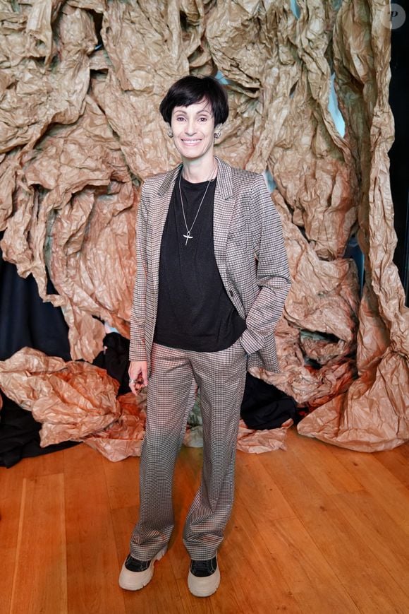 Marie-Claude Pietragalla au front row au défilé Franck Sorbier Collection Haute Couture Automne/Hiver 2025-2026 lors de la Fashion Week de Paris (PFW), au Pavillon Cambon, à Paris, France, le 9 juillet 2025. © Anne-Sophie Guebey/Bestimage