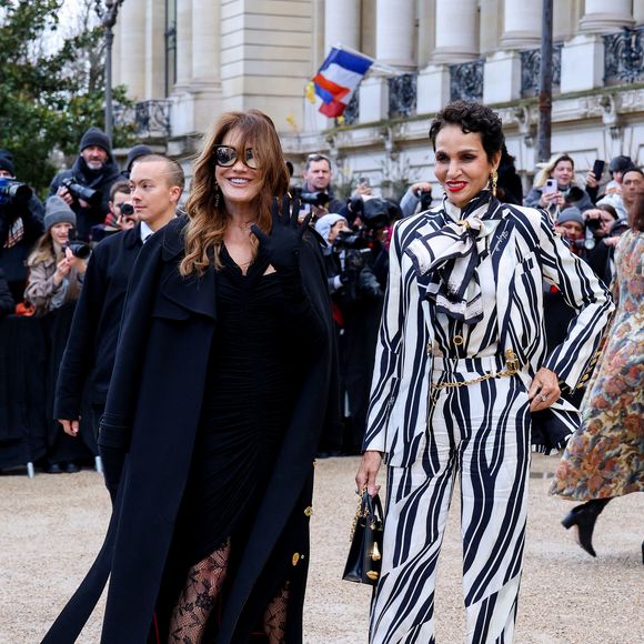 Carla Bruni Sarkozy et Farida Khelfa - Arrivées et sorties au défilé Schiaparelli au Petit Palais pour la Collection Haute Couture Printemps/Eté 2025 lors de la Fashion Week de Paris (PFW), France, le 27 janvier 2025. © Denis Guignebourg/Bestimage