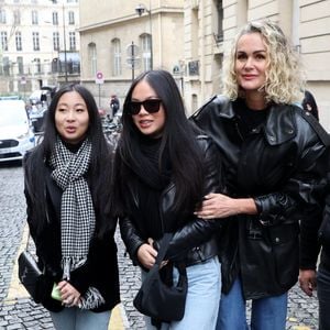 Jade, Joy et Laeticia Hallyday lors de l'inauguration d'une plaque commémorative en hommage à Johnny Hallyday devant l'immeuble où le chanteur français a grandi dans le 9ème arrondissement de Paris, France, le 22 décembre 2023. © Dominique Jacovides/Bestimage