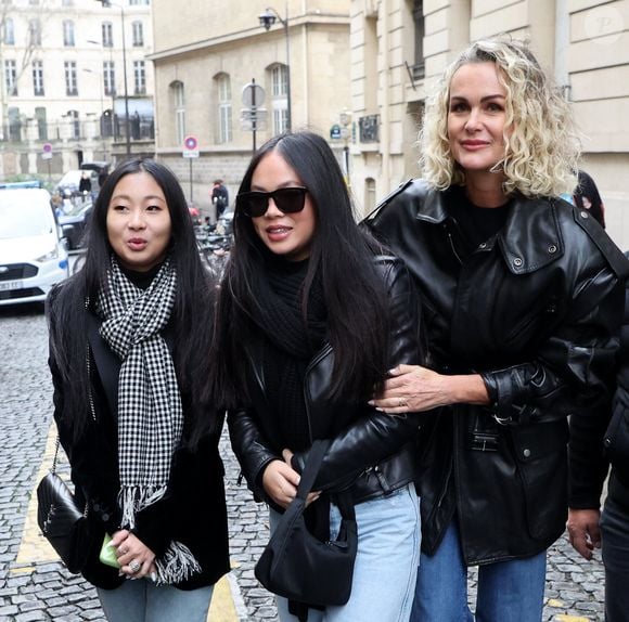 Jade, Joy et Laeticia Hallyday lors de l'inauguration d'une plaque commémorative en hommage à Johnny Hallyday devant l'immeuble où le chanteur français a grandi dans le 9ème arrondissement de Paris, France, le 22 décembre 2023. © Dominique Jacovides/Bestimage