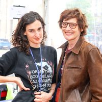 Nine, la fille d’Inès de la Fressange, s’épanouit loin de la mode où sa mère a brillé avec un projet particulier