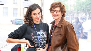Nine, la fille d’Inès de la Fressange, s’épanouit loin de la mode où sa mère a brillé avec un projet particulier