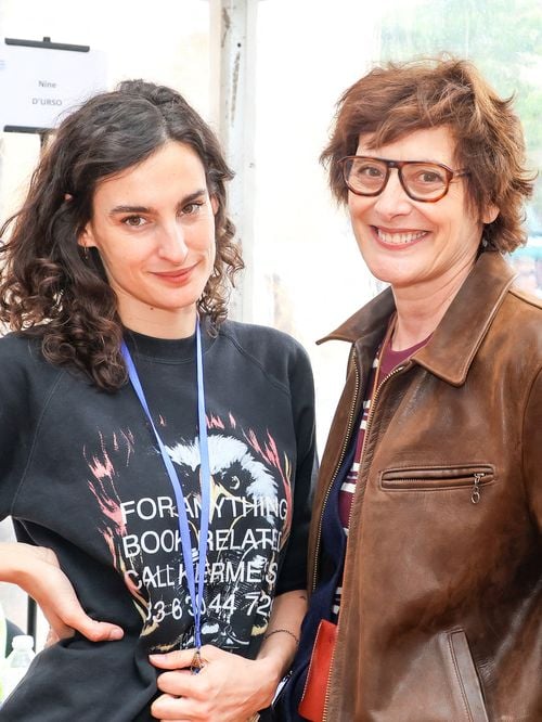 Nine, la fille d’Inès de la Fressange, s’épanouit loin de la mode où sa mère a brillé avec un projet particulier