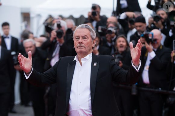 Alain Delon (Palme d'Or d'Honneur du 72ème festival de Cannes avec un badge Paris Match d'une ancienne couverture du magazine titrant "Alain Delon, mes deux amours, Rosalie et Anouchka) - Montée des marches du film "A Hidden Life" lors du 72ème Festival International du Film de Cannes. Le 19 mai 2019
©Backgrid UK/ Bestimage