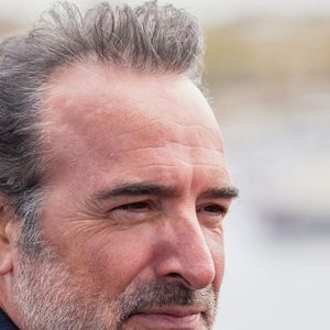 Jean Dujardin - Inauguration de "La promenade Jean-Paul Belmondo" au terre-plein central du pont de Bir-Hakeim, ouvrage public communal situé sous le viaduc du métro aérien, à Paris (15e, 16e) le 12 avril 2023. © Cyril Moreau/Bestimage