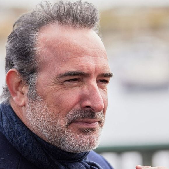 Jean Dujardin - Inauguration de "La promenade Jean-Paul Belmondo" au terre-plein central du pont de Bir-Hakeim, ouvrage public communal situé sous le viaduc du métro aérien, à Paris (15e, 16e) le 12 avril 2023. © Cyril Moreau/Bestimage