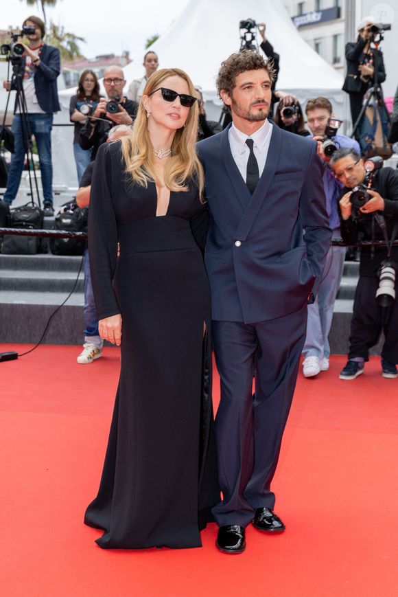 Virginie Efira et son compagnon Niels Schneider - Montée des marches du film " L'inconnue" lors du 79ème Festival International du Film de Cannes, le 18 mai 2026. © Jacovides-Moreau / Bestimage