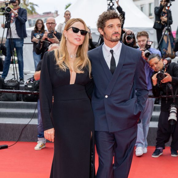 Virginie Efira et son compagnon Niels Schneider - Montée des marches du film " L'inconnue" lors du 79ème Festival International du Film de Cannes, le 18 mai 2026. © Jacovides-Moreau / Bestimage