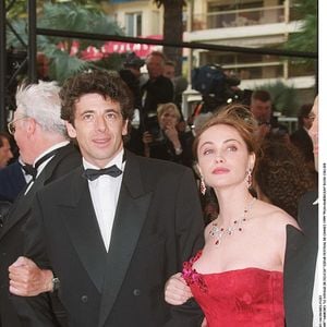 Patrick Bruel et Emmanuelle Béart sur les marches du Festival de Cannes 1999 pour "Le voyage de Felicia" ©RINDOFF-JACOVIDES-FIZET / BESTIMAGE