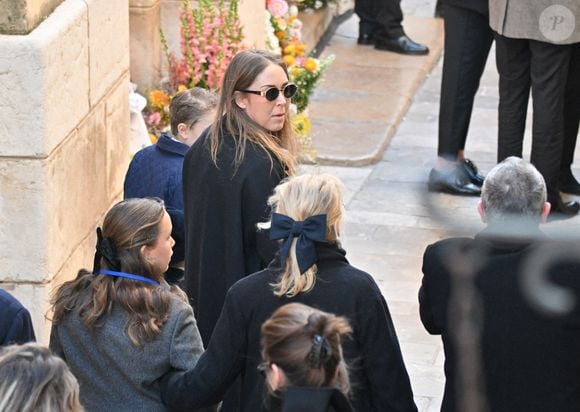La famille de Brigitte Bardot étant attendue

Anna, la petite-fille de Brigitte Bardot avec ses enfants arrivant à l'église Notre-Dame de l'Assomption, pour la cérémonie funéraire de l'actrice française Brigitte Bardot, à Saint-Tropez, dans le sud-est de la France, le 7 janvier 2026. Photo par Julien Reynaud/APS-Medias/ABACAPRESS.COM