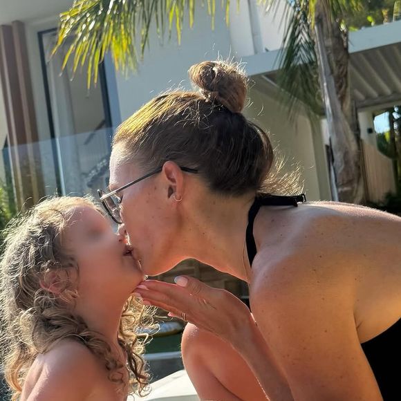 La complicité avec sa fille séduit ses abonnés, anonymes et célébrités.

Vitaa passe ses vacances en famille, en compagnie de sa petite dernière, Noa, âgée de trois ans. Compte Instagram de Vitaa / Publication du 11 août 2025