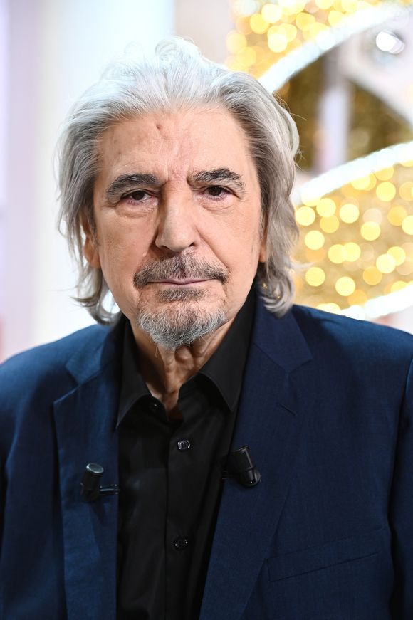 Un titre qui est un hommage à l'un de ses albums et l'une de ses chansons

Exclusif - Serge Lama - Enregistrement de l'émission "Vivement Dimanche" au Studio Gabriel à Paris, présentée par M.Drucker et diffusée le 11 décembre sur France 3
© Guillaume Gaffiot / Bestimage