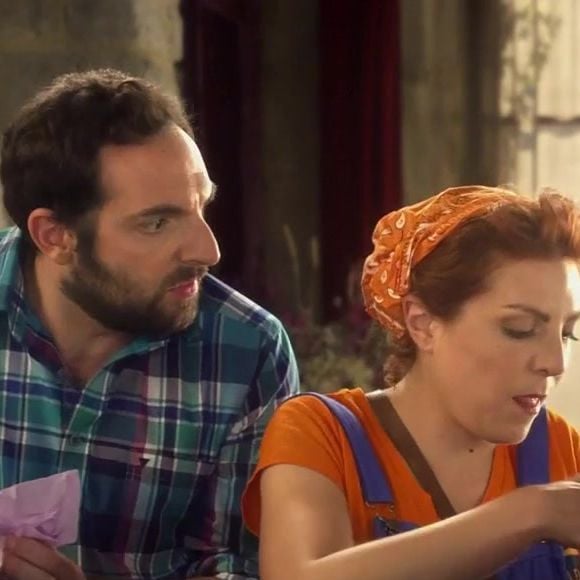 David Mora a notamment révélé qu'en coulisses les équipes se réunissaient chaque semaine pour co-écrire et valider les répliques des auteurs.

David Mora et Anne-Elisabeth Blateau dans "Scènes de ménages" sur M6.