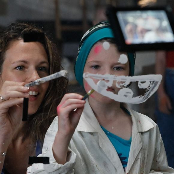 Exclusif - Lorie Pester (Laurie Pester) sur le tournage du clip "Je garde le sourire !" de l'association Laurette Fugain dans les Studios de l'Usine à Paris, France, le 18 septembre 2024. © Christophe Clovis/Bestimage