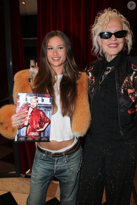 Sasha Nikolic, la fille de Filip Nikolic, Ellen von Unwerth lors de la soirée de lancement du magazine Lui à l'hôtel Bowmann à Paris le 9 mars 2026. © Philippe Baldini / Bestimage